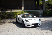 儀式的に「エリーゼR」のエンジンをかけた豊田社長は、うれしさのあまり（？）英国大使館内を走行。まわりの関係者をわかせた。