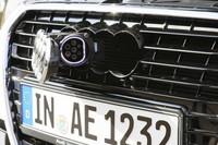 「A1 e-tron」はフロントグリルの「フォーリングス」エンブレムの奥に、充電プラグのソケットを備える。バッテリーの充電は230V電源で約3時間、380Vでは1時間以下までに短縮できるという。