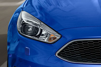 ヘッドランプはよりシャープな形状へ。