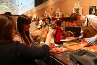 今回の「テイスト」には340の出展者が軒を連ねた。これはパルマを本拠とするプロシュートクルッド（生ハム）工房「カーザ・グラツィアーノ」。