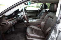 内装には伊ポルトローナ・フラウ社のレザーがふんだんに使用され、インパネとセンターコンソールに褐色のウッドパネル（ブライアー材）が用いられる。
    