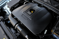2リッター直4ターボエンジンのチューンは「XF」（写真）と「XJ」で同じ。240psを発生する。