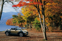 「コペン エクスプレイ」専用色の「オフビートカーキメタリック」。