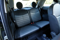 フロントシートをお辞儀させて乗り込む、リアシート。50：50の分割可倒式で、倒せば荷室容量を拡大できる。