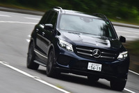 走行状況に合わせて4輪それぞれを電子制御するAIRマティックサスペンションを備える。