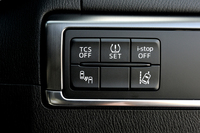 安全装備の強化も今回のマイナーチェンジの見どころ。「レーンキープ・アシスト・システム」などマツダ初の装備も数多く搭載されている。