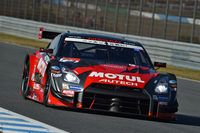 最終戦を勝利で飾った松田次生／ロニー・クインタレッリ組のNo.23 MOTUL AUTECH GT-R（写真）は、ポイントランキングでも逆転。2014年シーズンの王座も獲得した。
    