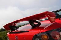 リアの巨大ウィングが「S」の証。