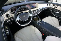 
    試乗車のインテリアは、トリムカラーが「ポーセレン／ブラック」。オプションのカーボンファイバートリムと「AMGパフォーマンスステアリング」が装着され、スポーティーに彩られる（前者はセットオプション「AMGカーボンファイバーパッケージ」、後者は同「AMGダイナミックパッケージ」に含まれる）。
    