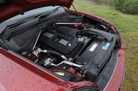 X6には写真の3リッター直6ユニットのほか、407psの4.4リッターV8ユニットもラインナップする。