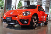 「ザ・ビートル 2.0 R-Line」。フロントバンパーにはクロームストリップが、リアバンパーにはブラックのディフューザーが装着された。