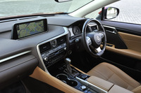 「RX450h“バージョンL”」のインストゥルメントパネルまわり。