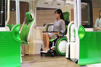 テールゲート側にはフロアリフトを備えており、車いすユーザーでも楽に乗車できる。