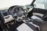 「AMG G63」の室内。こちらも基本的に従来型との違いはなく、メーターまわりのデザインに違いが見られるのみ。