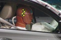 2009年度は交通事故死者数が57年ぶりに5000人を下回るなど、自動車事故の被害者は年々減少傾向にある。