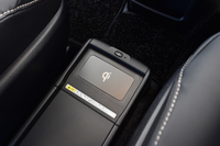 非接触型充電システム「おくだけ充電」。ハイブリッド車の上級グレード「Gi」の装備で、対応する機器をトレイに載せるだけで充電できる。