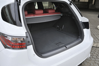 ハイブリッドバッテリーをラゲッジフロア下の低い位置に搭載することで、荷室容量は“Cセグメント”車としては大きめの375リッター（VDA法。定員乗車時）を確保している。