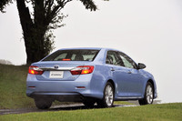 リアビューは、ワイド感と安定感を演出したという。写真（カムリ ハイブリッド“レザーパッケージ”）のアルミホイールは17インチ。素の「カムリ ハイブリッド」は、16インチ＋樹脂キャップとなる。