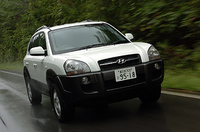 【スペック】
	2.7GLS：全長×全幅×全高＝4325×1830×1730mm／ホイールベース＝2630mm／車重＝1590-1620kg／駆動方式＝4WD／2.7リッターV6 DOHC24バルブ（175ps/6000rpm、24.6kgm/4000rpm）／価格＝231万円（テスト車＝255万1500円／Fパッケージ（ワイドフェンダー＆サイドガーニッシュ＆電動ガラスサンルーフ＋本革シート＆前席シートヒーター））
	 