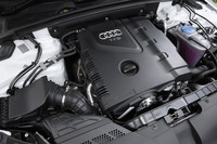 「平成22年度燃費基準＋20％」を達成し、「平成17年基準75％低減（4つ星）」認定を取得。エコカー減税の対象車となる。今回試乗した「A4 2.0 TFSI」のエンジンスペックが最高出力180ps/4000-6000rpm、最大トルク32.6kgm/1500-3900rpmであるのに対し、「A4 2.0 TFSIクワトロ」では211ps/4300-6000rpmと35.7kgm/1500-4200rpmとなる。