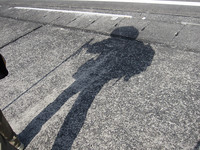 荷物を背負い、つえを頼りにただただ歩く。