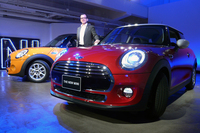 
    BMWジャパン MINIディビジョン本部長のフランソワ・ロカ氏と「MINIクーパー」（手前）、「MINIクーパーS」（奥）。
    