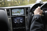 7インチディスプレイ（写真下）には、燃料噴射量や前後左右のG（加速度）、ステアリングの舵角（だかく）などを表示する「パフォーマンスメーター」機能が備わっている。
    