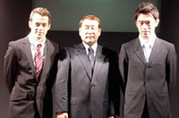 長谷見昌弘（中央）率いるハセミモータースポーツ。ブラジル人ジョアオ・パオロ・デ・オリベイラ（左）と横溝直輝（右）、F3などで経験を積んだ2人がドライブする。