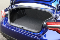 荷室は、後席の背もたれを前方に倒すことで、容量を拡大できる。タイヤなら4本、ゴルフバッグなら2セットを収納できる。