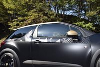 「DS 3パフォーマンス」の中でも「ブラックスペシャル」だけに、ボディー側面に専用ステッカーが貼られる。