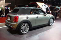 
	ほろを閉じた状態の「MINIコンバーチブル」。ルーフの開閉動作は18秒以内で完了できるという。
	