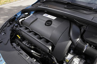 テスト車は「ポールスター・パフォーマンス・パッケージ」の導入によって、最高出力が329psに最大トルクが48.9kgmへと向上。（ノーマルは304ps、44.9kgm）