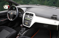 助手席側ダッシュボードにもサソリが棲む。