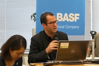 「Aptus」の特徴について説明する、トヨタ紡織アメリカのクリスチャン・デリース氏。
    