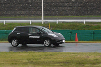 こちらは、比較用の「エコピアEP150」を装着した「日産リーフ」。突然の雨に、ワイパーは全開である。
    