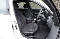 シート生地にはヘキサゴンクロスとアルカンタラが使用され、ブルーのラインが入る。