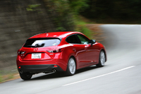 レフトハンダーを行く「20S ツーリング Lパッケージ」。電動パワーステアリングはコラムアシスト式を新採用し、ギアレシオは従来型の16.2：1から14：1に速められている。