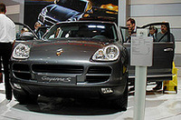 
	【写真上】「カイエン・ターボ」
	【写真下】「カイエンS」
	 