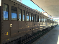 シエナ駅にたたずむ、観光列車用の客車（1931年製造）。各コンパートメントに、ドアノブがある点に注目。