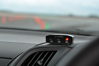 パンクに気が付かないことを避けるため、タイヤ空気圧モニタリングシステム（TPMS）が装着される。標準で付いているクルマはそのまま使用可能。