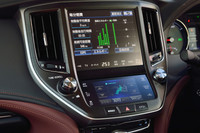 液晶画面は二段式。エアコンや走行モードの設定は、大きなナビ画面の下にあるタッチパネルで行う。