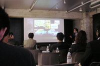 説明会が開かれた、東京は表参道にある「クリエイティブボックス」。日産の関連子会社で、コンセプトカー「NAILS」（01年東京ショー）や「ZAROOT」（05年ジュネーブ）、市販車では「ラフェスタ」などを手がけた。流行最先端の土地にスタジオを置き、従来の自動車デザインとは異なる自由な発想でデザインを行う、サテライトスタジオという。