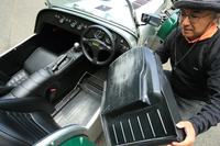 シートの座面はフロアと干渉しているようで、裏側にはスライド時に擦れた傷が見られた。日本車ならクレームものだが、バックヤードビルダーが作った手作りのクルマと思えば、こんなところも許せてしまうから不思議だ。
    