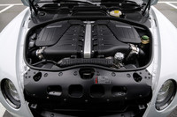 6リッターW12エンジンは、ガソリン、E85（バイオエタノール85%混合ガソリン）、あるいはその2つをあらゆる比率で混ぜ合わせた燃料にも対応する。植物から作られるバイオエタノールは、植物が吸収したCO2をそのまま大気に排出することから、環境にやさしいとされる。つまり、CO2が“行って来い”になるわけだが、日本では法規の関係でこの燃料は使えない。