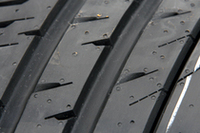 「コンチスポーツコンタクト3」トレッド面のアップ。斜めにサイプが刻まれる。