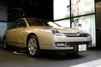 送迎には、2台の「C6」が使われる。内装には、レストランのシンボルカラー、ベージュ色のレザーが選ばれた。