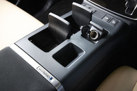 センターコンソールには、ふた付きのカップホルダーや収納式のシガーソケットが備わる。