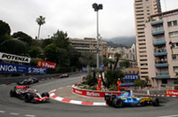 レース中盤にかけて、リーダーのアロンソのペースが鈍化。後方に2位ライコネン、3位ウェバー、4位モントーヤの“鎖”ができる。ルノーのエースのピンチを救ったのは、相次いだライバルの脱落だった。（写真＝Renalut）