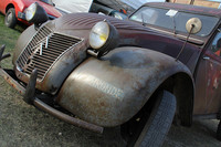 風化っぽいペインティングが施された2CVフルゴネットにも、それっぽくプラーク・ブルーが。