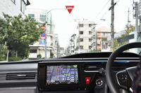 一時停止の道路標識がある地点に近づくと地図上に「止まれ」のアイコンが表示される。